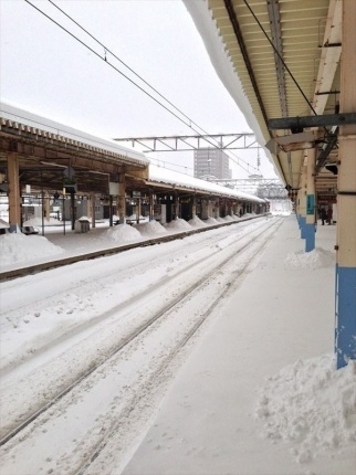 青森駅のホームから見た雪の写真