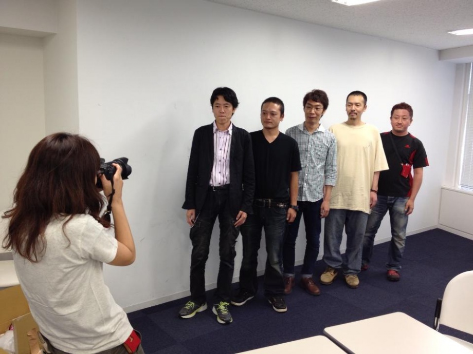 控え室でのクリエイティブ顧問ズの5名の写真