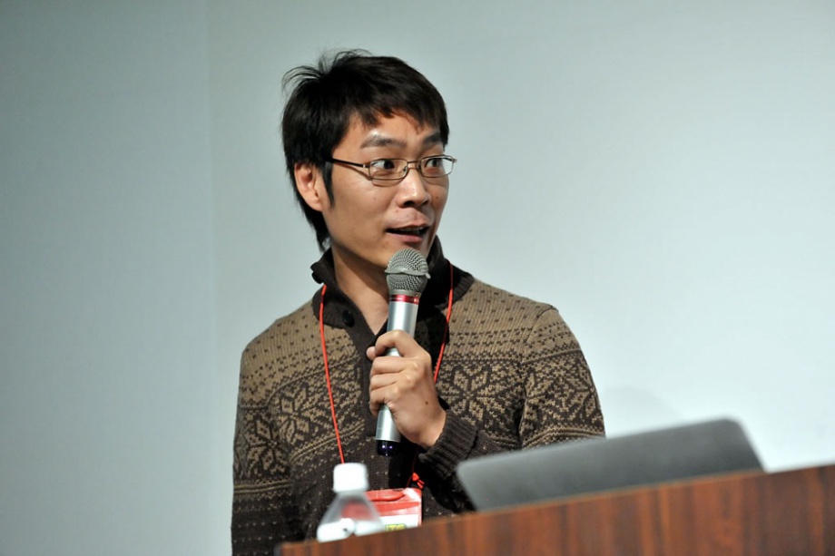 のび太のような顔をしている坂本の写真