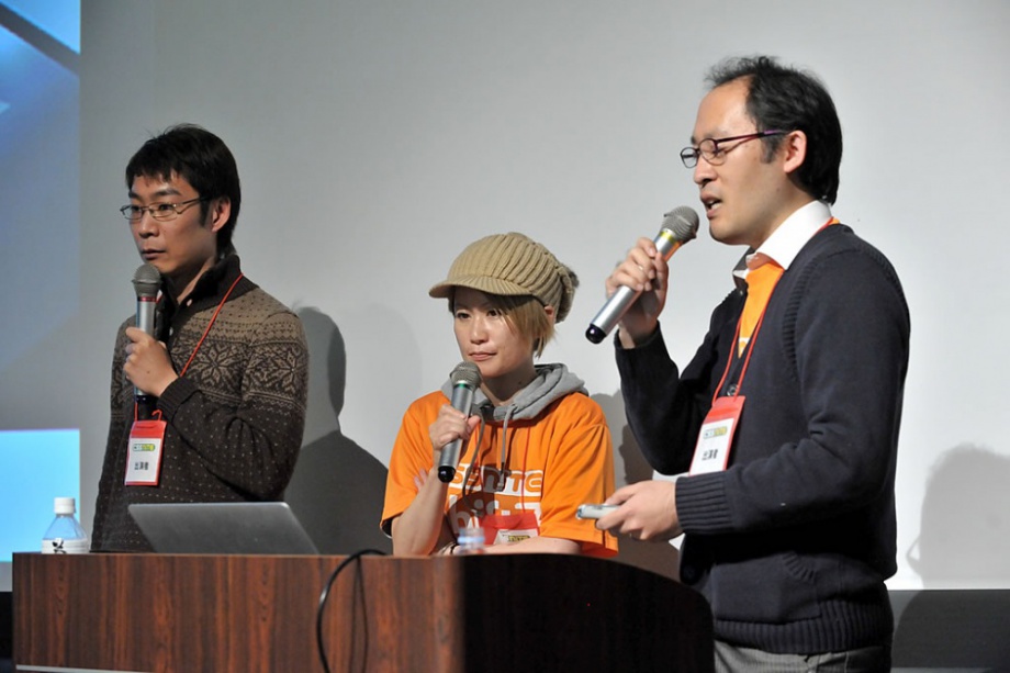 固い表情で話し原さん、矢野さん、坂本の3人の写真