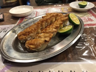 写真:すだち胡椒で食べる餃子